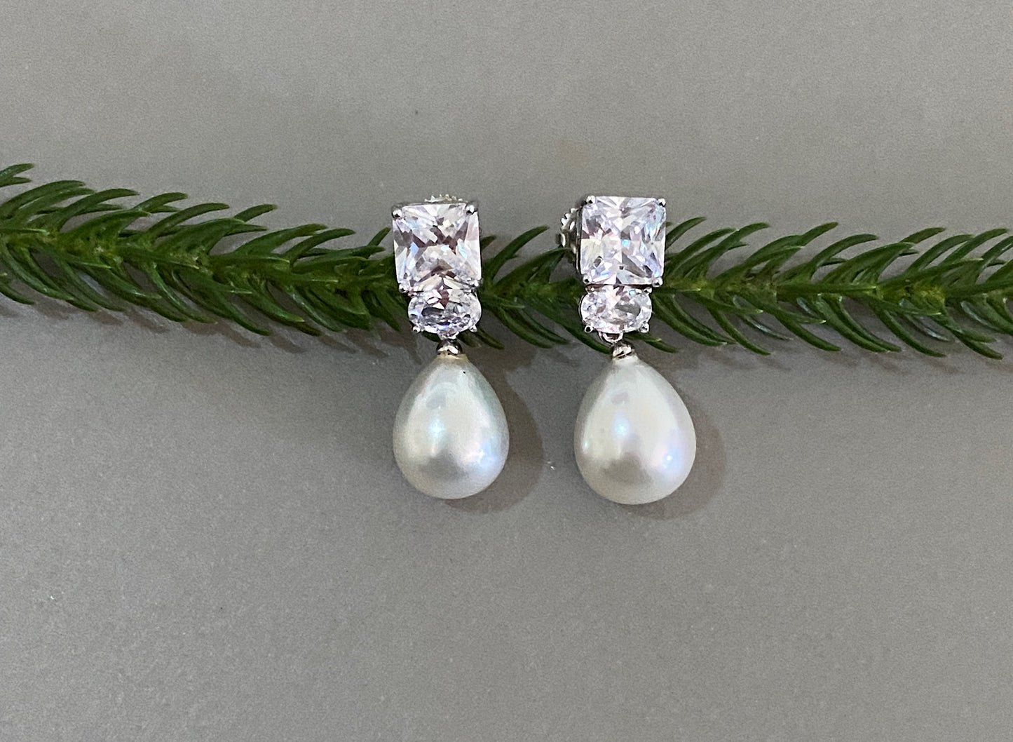 Smyra White Stone Pearl Earrings